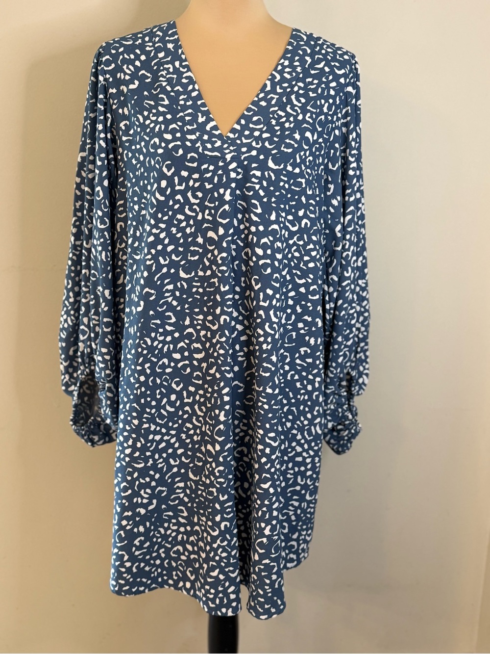 Jodifl wearable art midi shift dress blue white leopard SZ M